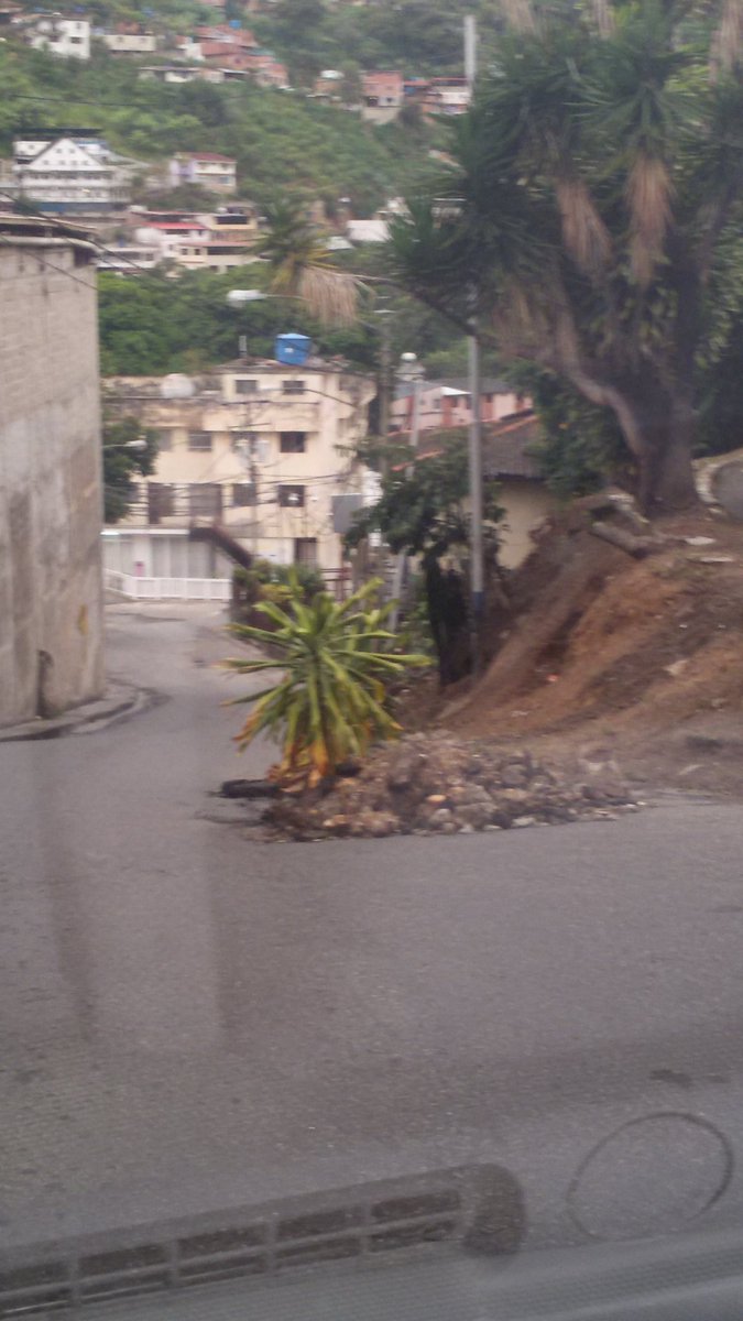 AngieDaSilvaL's tweet photo. @laregionweb buenos días, 3 semana sin servicio de agua x tubería rota en el sector el placer de San Pedro de los Altos, hidrocapital nada que la repara https://t.co/Psgm4s7xlK