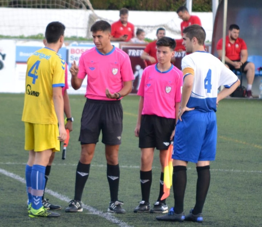 FutbolCatalunya's tweet photo. Bona imatge la que ofereix el juvenil del @vilaseca1966 de Lorenzo Cozar davant el @CEElCatllar. El de menys va ser el 1-2 #futbolcat Fotos :Sebas Redón. Informa: Eduardo Berzosa https://t.co/2ejZ02fIk1