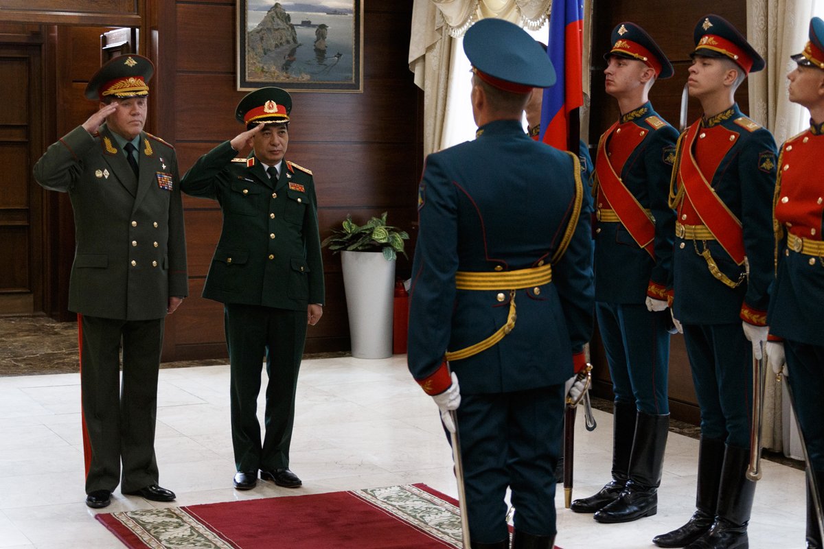 Форма рф 2018. Генеральская парадная форма Министерства обороны РФ. Форма Генерала армии вс РФ. Парадная форма генерального штаба вс РФ. Парадная форма полковника армии РФ.