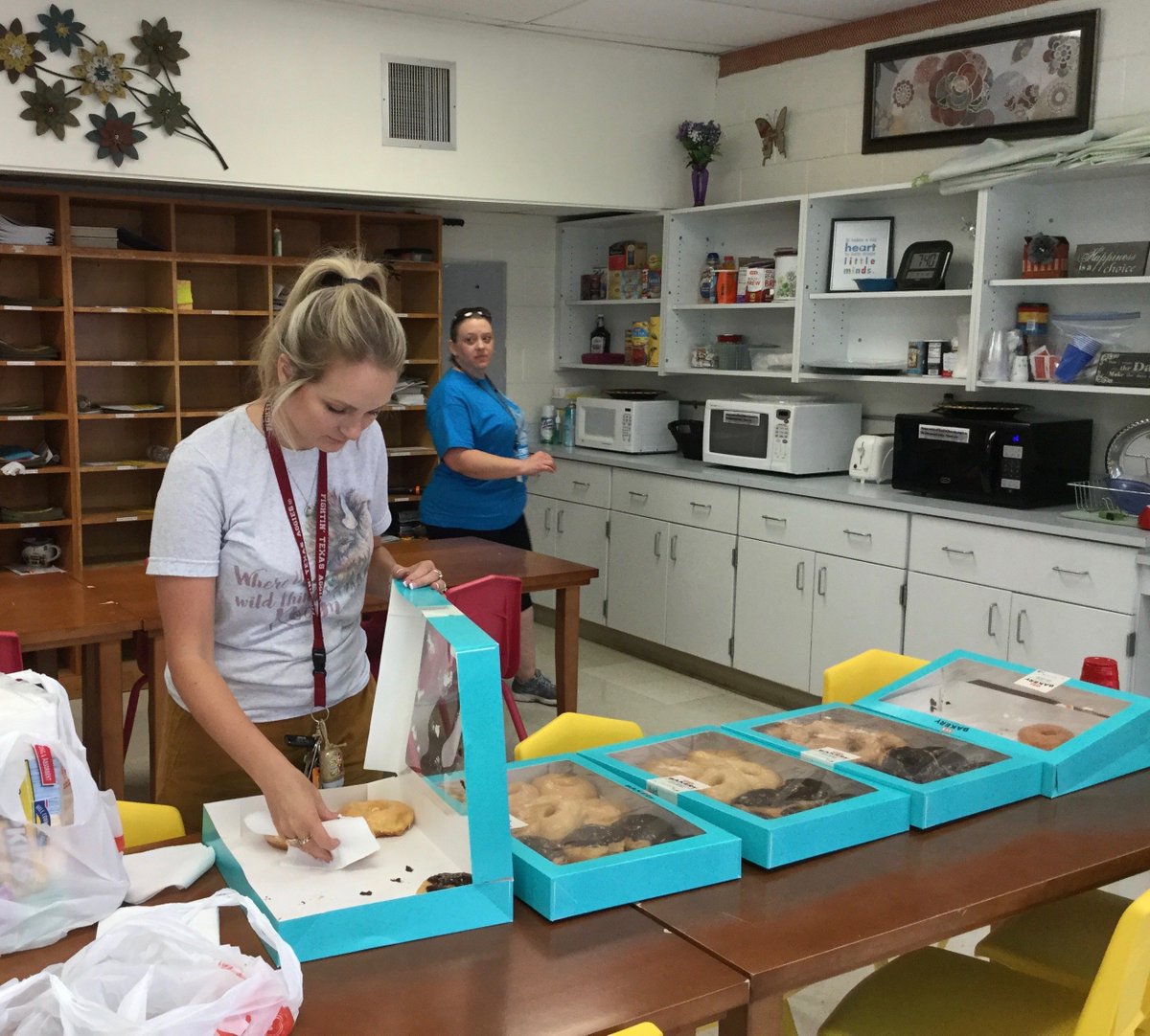 JeffersonAveES's tweet photo. Thank you Emily White-Garcia for bringing the staff @JeffersonAveES donuts, juice and milk for our morning snack. We appreciate you and your thoughtfulness.
#MatadorFamily #WorkDay2019 #ALittleSugarPickMeUpNeverHurts https://t.co/ifl0VG4adY
