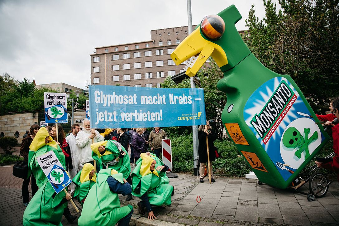 prconversations's tweet photo. Into the Weeds of #Roundup: #Monsanto &amp; the Public’s Right to Know https://t.co/23X3K4n1ib "Whenever scientists, journalists &amp; others raise questions about their business, they attack." @garyruskin for @whowhatwhy 

#SenseAboutScience #ScienceMediaCenter #CenterforFoodIntegrity https://t.co/WGVNvadH9l