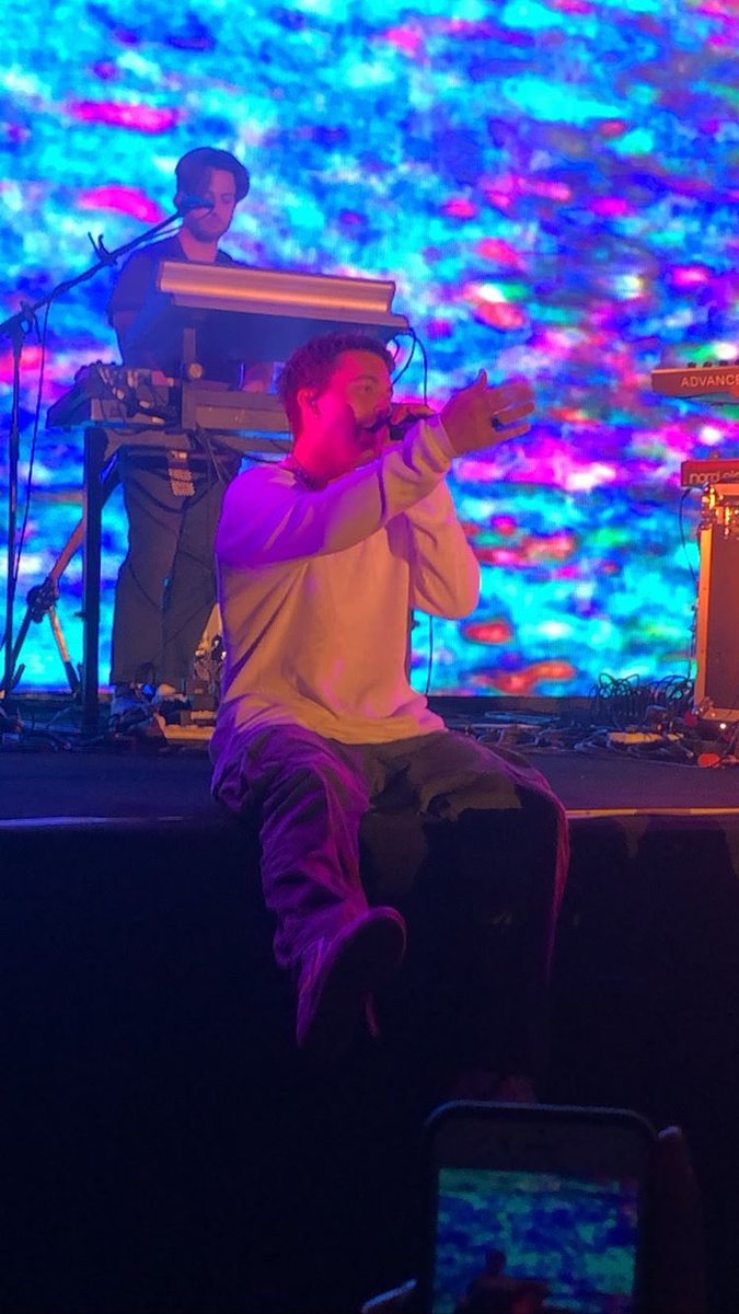 ddecays66's tweet photo. Gue dket bgt dong sama Paul, gila mo nangesss bntr bgt tu konser ππππ #lanyjakarta #LANYINDONESIA #malibunight #lany https://t.co/M7BFHaAeSk