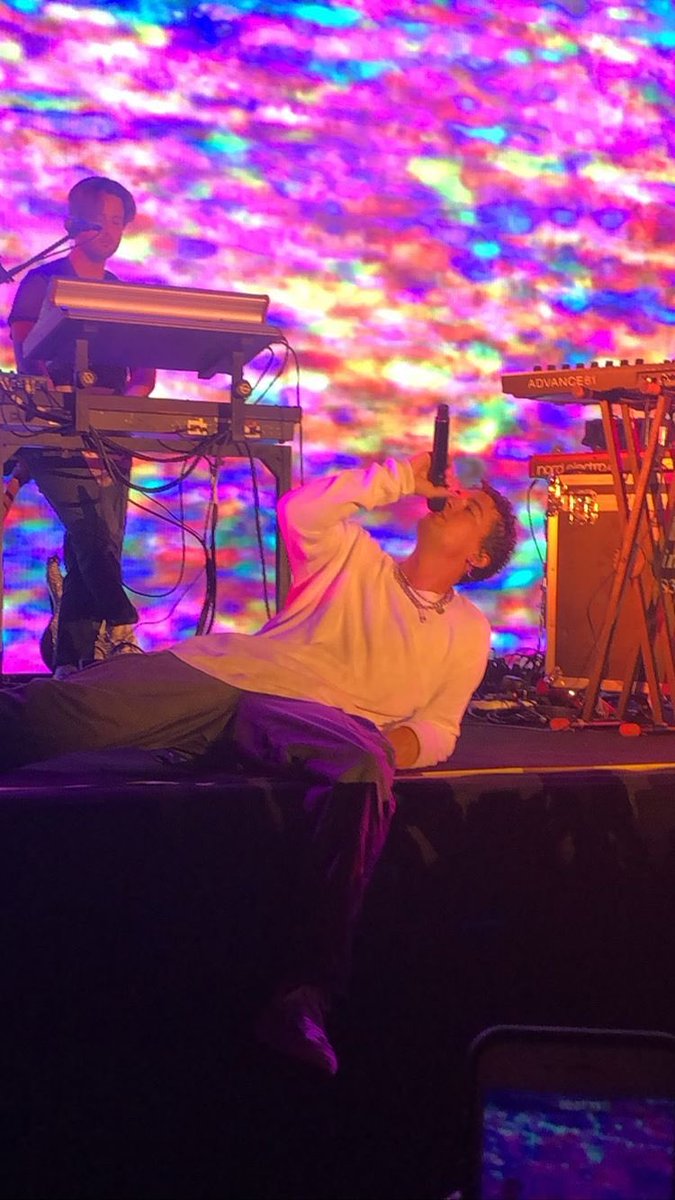 ddecays66's tweet photo. Gue dket bgt dong sama Paul, gila mo nangesss bntr bgt tu konser ππππ #lanyjakarta #LANYINDONESIA #malibunight #lany https://t.co/M7BFHaAeSk