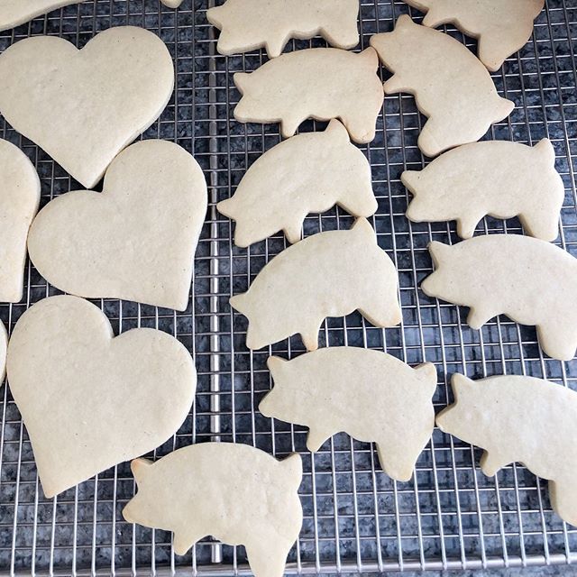 sugarcraftLA's tweet photo. This little piggy went to market, This little piggy stayed home, This little piggy got iced and sprinkled, then went wee, wee, wee all the way home!🐷🐽✨💖 #sugarcrafty #sugarcraftparty https://t.co/rSmE998qp9 https://t.co/e0gGK9rPkv