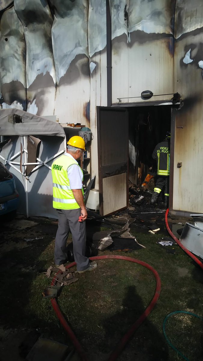 arpaveneto's tweet photo. #Arpav allertata dal Sindaco del Comune di #Ponso per incendio di una piccola attività di torneria meccanica. Incendio prontamente domato dai #Vigili_del_Fuoco. Eseguito monitoraggio aria ambiente. https://t.co/uMtCBlX6gf