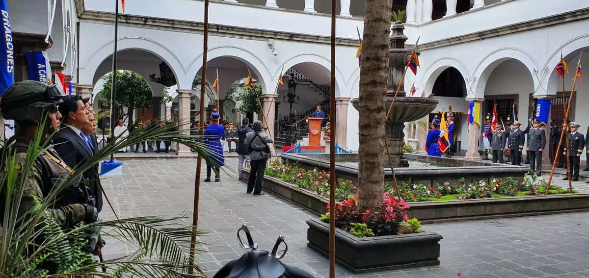BloqueSeguridad's tweet photo. .@JoseAgustoB: “En nombre del presidente @Lenin Moreno, auguro éxitos a esta nueva gestión y agradezco a estos valerosos profesionales, quienes cumplen con el legado de proteger y custodiar a las autoridades de Gobierno en la @PresidenciaEc”. https://t.co/v2j6LGRNlz
