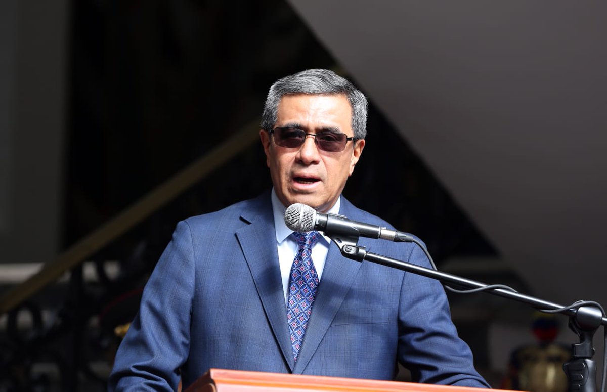 BloqueSeguridad's tweet photo. .@JoseAgustoB: “En nombre del presidente @Lenin Moreno, auguro éxitos a esta nueva gestión y agradezco a estos valerosos profesionales, quienes cumplen con el legado de proteger y custodiar a las autoridades de Gobierno en la @PresidenciaEc”. https://t.co/v2j6LGRNlz