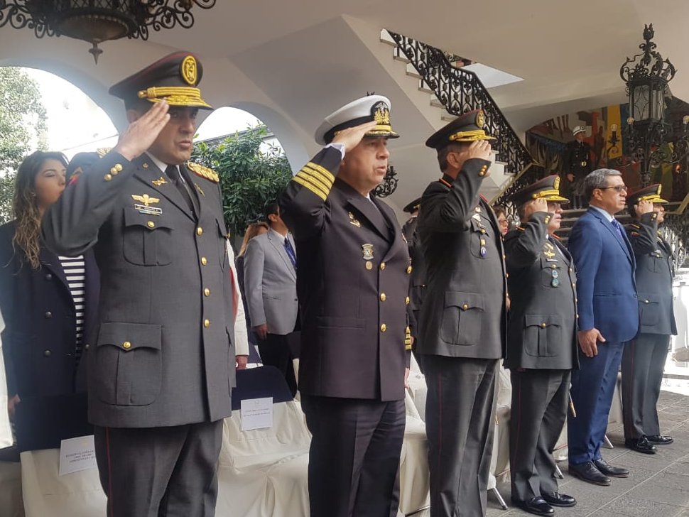 BloqueSeguridad's tweet photo. El secretario general @JoseAgustoB participó en el Cambio de Mando del Jefe de la Casa Militar Presidencial. Esta entidad está conformada por miembros de la @FFAAECUADOR, @PoliciaEcuador y @AMTQuito, que brinda protección y seguridad a los jefes de Gobierno. https://t.co/7sZfsgtFOp