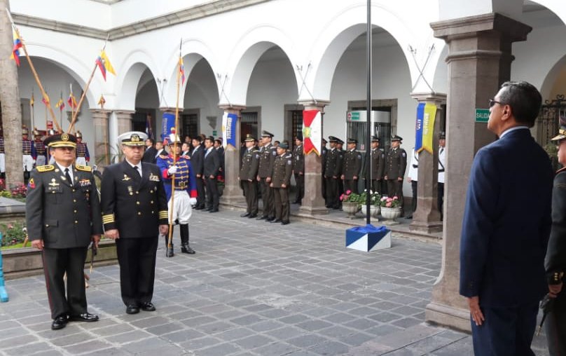 BloqueSeguridad's tweet photo. El secretario general @JoseAgustoB participó en el Cambio de Mando del Jefe de la Casa Militar Presidencial. Esta entidad está conformada por miembros de la @FFAAECUADOR, @PoliciaEcuador y @AMTQuito, que brinda protección y seguridad a los jefes de Gobierno. https://t.co/7sZfsgtFOp