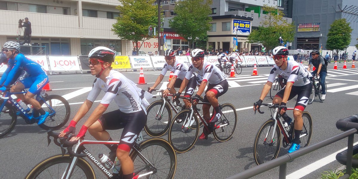 gy0or0o's tweet photo. #ocf2019 市民パレード中のBS。
士揮選手の他に監督も大分出身だからか、パレード中のサービスはBSが1番良かったように思う。配布用サコッシュを用意していたし、なるべく沿道側を走ってくれてたように思う🚴
こういうイベント走行系は普段自転車レース観ない人も多いので、存分にアピールしてほしい✨ https://t.co/3BDAPSZ93g