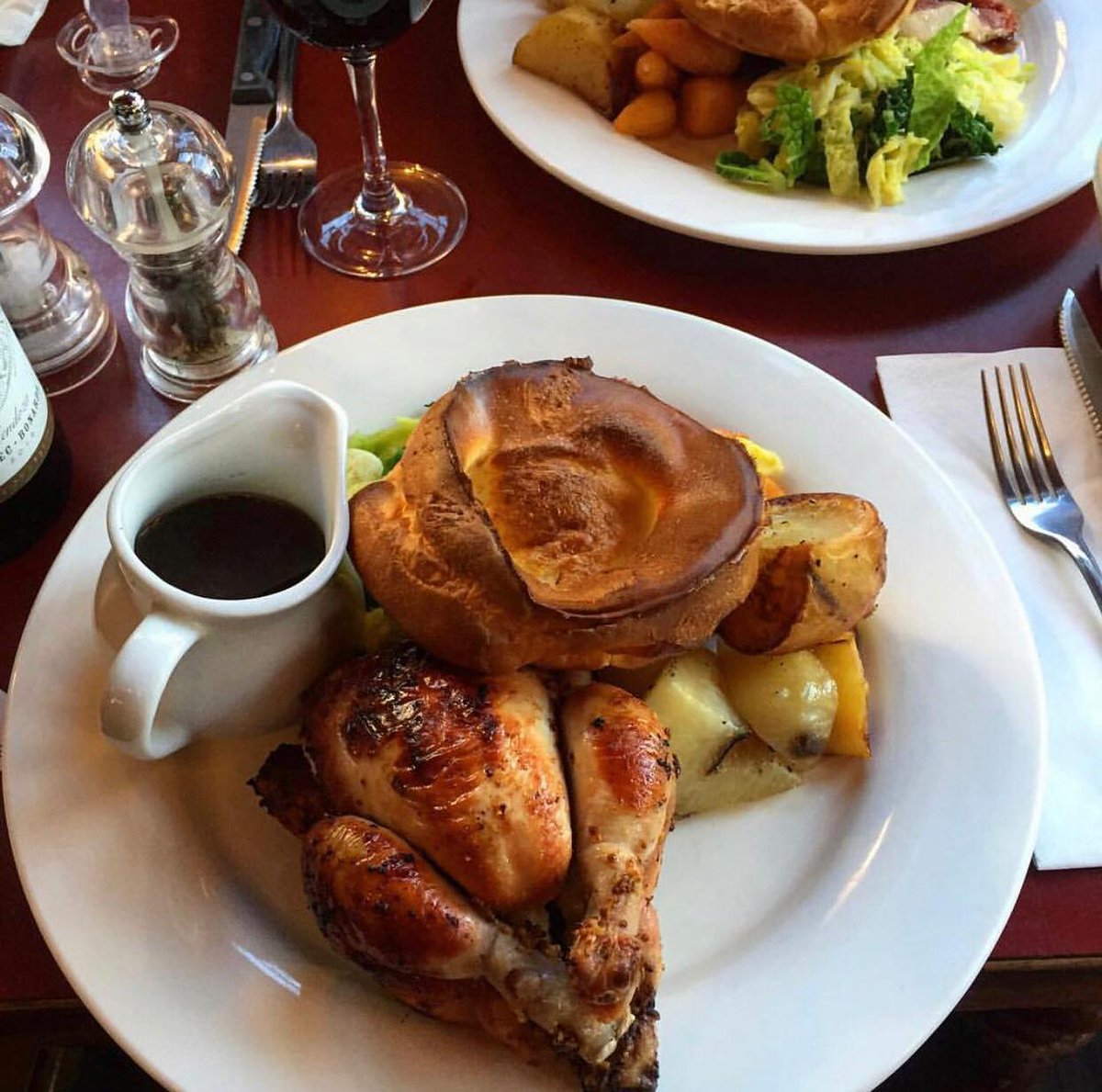 This Sunday is looking extremely busy!! To book a table call 0207-352-2908

#kingsroad #sunday #roasts #pub #londonpubs