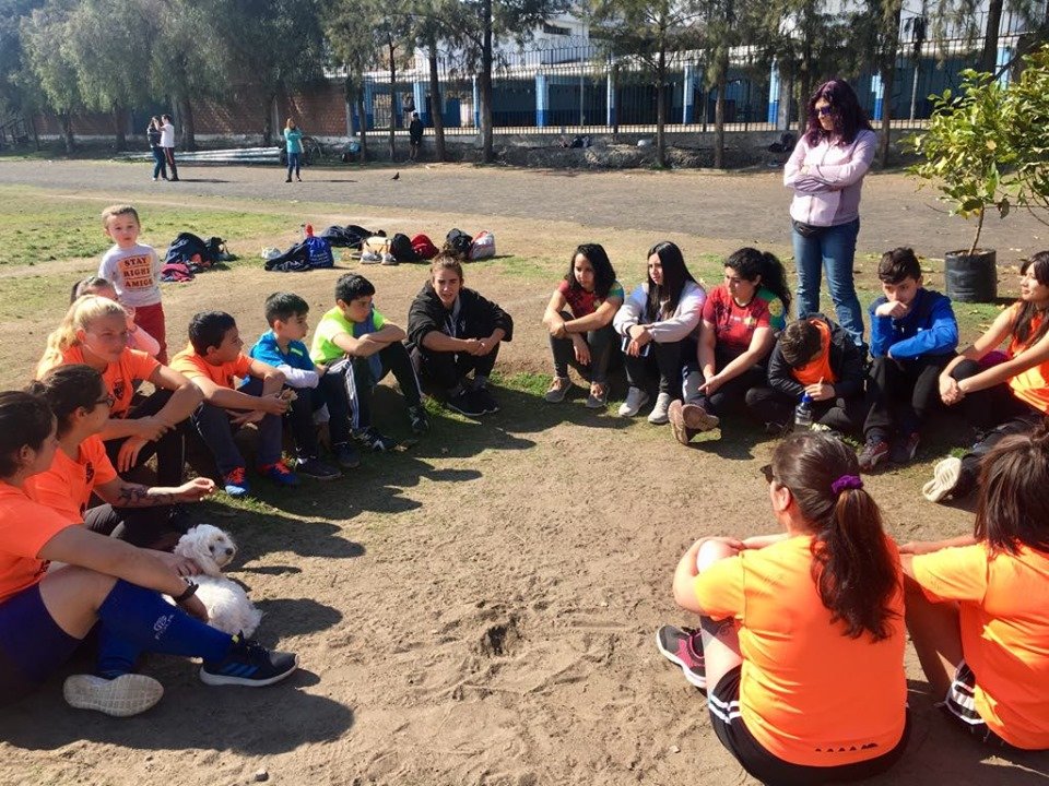 DeportesIndepe's tweet photo. Revisa entrevista a rugbista española que visitó nuestro club de rugby femenino de Independencia en el marco de gira internacional para promover el rugby como herramienta de cambio social https://t.co/R1jxB18PPM 
@Muni_Indep @Duranbaronti @erafpil @ClubManoRugby https://t.co/Jdq2L99eky