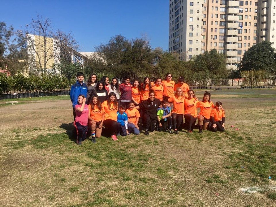 DeportesIndepe's tweet photo. Revisa entrevista a rugbista española que visitó nuestro club de rugby femenino de Independencia en el marco de gira internacional para promover el rugby como herramienta de cambio social https://t.co/R1jxB18PPM 
@Muni_Indep @Duranbaronti @erafpil @ClubManoRugby https://t.co/Jdq2L99eky