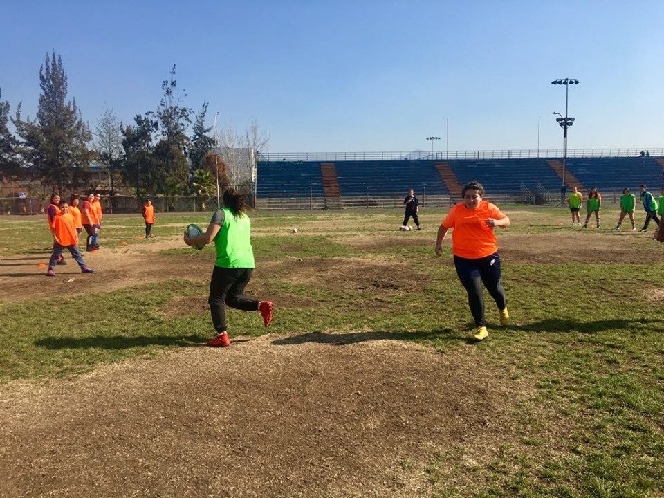DeportesIndepe's tweet photo. Revisa entrevista a rugbista española que visitó nuestro club de rugby femenino de Independencia en el marco de gira internacional para promover el rugby como herramienta de cambio social https://t.co/R1jxB18PPM 
@Muni_Indep @Duranbaronti @erafpil @ClubManoRugby https://t.co/Jdq2L99eky