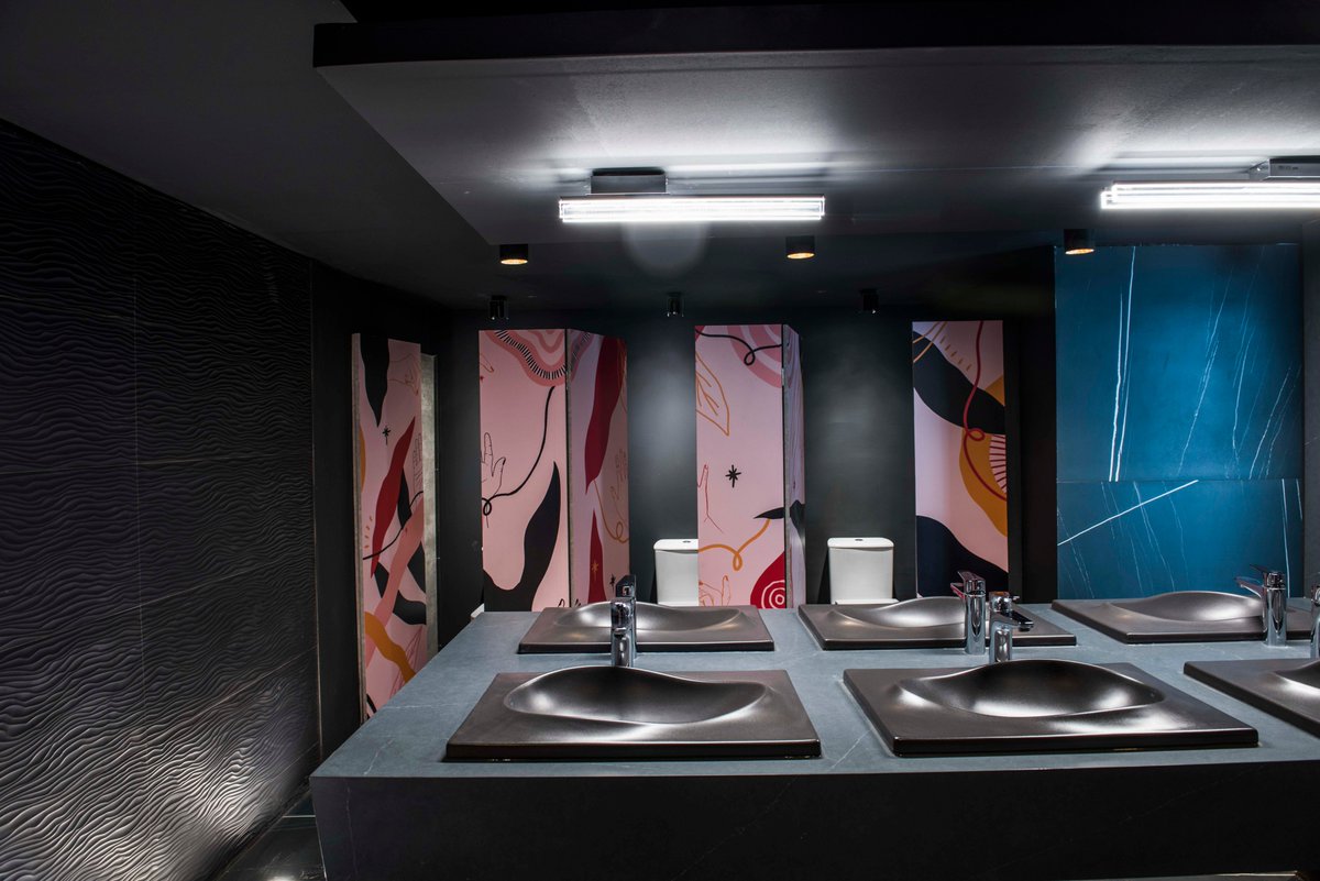 Espacio 33 y 34 | Premio a la Mejor Instalación Artística | Baño público | Milena Skarmeta y Jorge Maluje. ¡Ven a conocerlo en #CasaFOA Chile 2019! Paseo San Damián (Av. Las Condes 11.271)! casafoa.cl