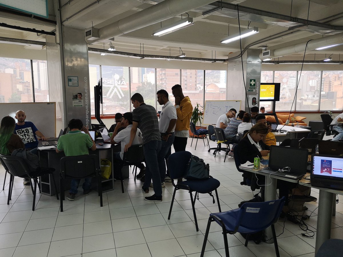 JOHNJACAMA's tweet photo. En @TecnoparqueMed continuamos con el desarrollo de las actividades del evento #APITHON del @SENAComunica y @Bancolombia https://t.co/0IKQ2DFiH4