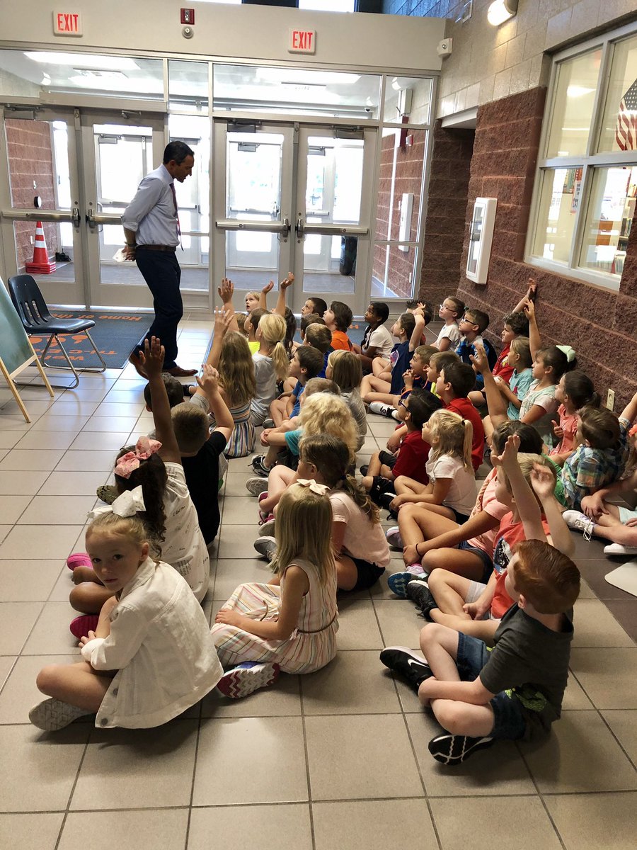TraceyMills94's tweet photo. Mr. Owens doing Lion Lessons with 2nd grade classes so we can ROAR this year! @carterville_5 @dougowens https://t.co/dQBSDVGetj