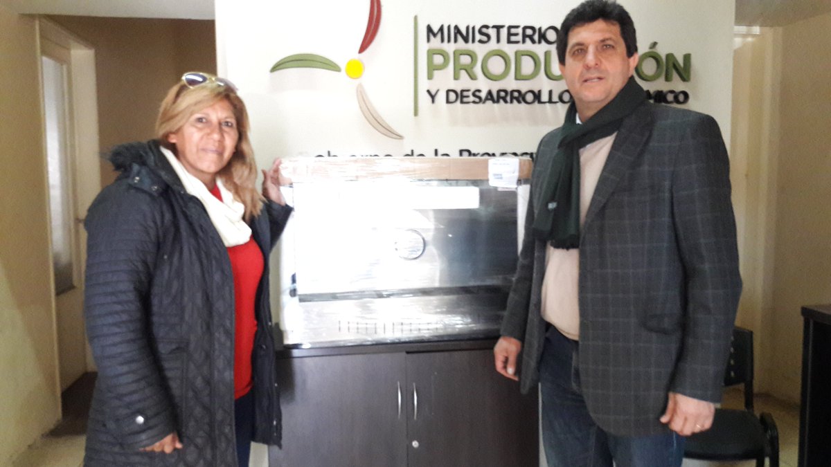 ProduccionRioja's tweet photo. Por gestión de la dirigente Sandra Domínguez del Departamento Felipe Varela el ministro de Producción @jfrejal  
concretó la entrega de un horno panadero destinado a un grupo de jóvenes emprendedores del oeste riojano
@SergioGCasas @GobDeLaRioja https://t.co/1A7lHFJxLp