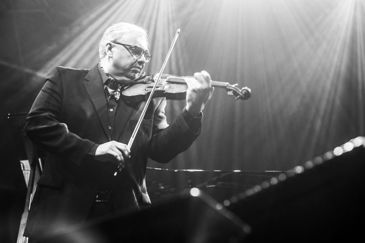 musicopatio's tweet photo. 📸 SOUVENIRS 📸

Le virtuose Florin Niculescu sur la Scène du Chapiteau lors de la dernière soirée 🎻

© Thomas Kalinarczyk https://t.co/lmZggrQ2Fu