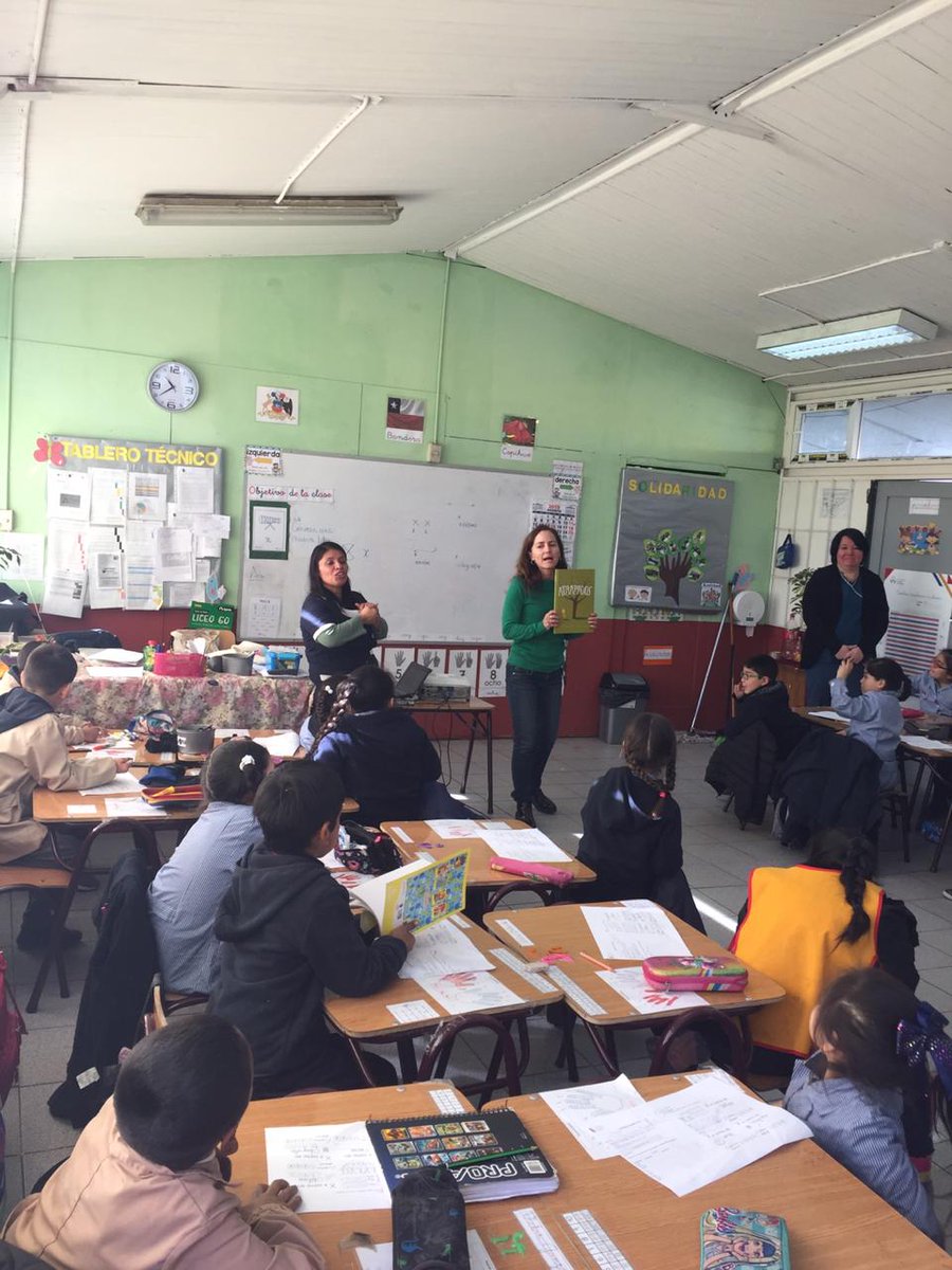 FSRRchile's tweet photo. ¡Continuamos con la entrega de Rincones Lectores! En esta oportunidad nos encontramos junto al 1ero Básico A de la Escuela Paulo Freiré de la comuna de Cerro Navia. #FSRR #ProgramaAlfadeca #FondosDeCultura https://t.co/JXQ9aphoxq