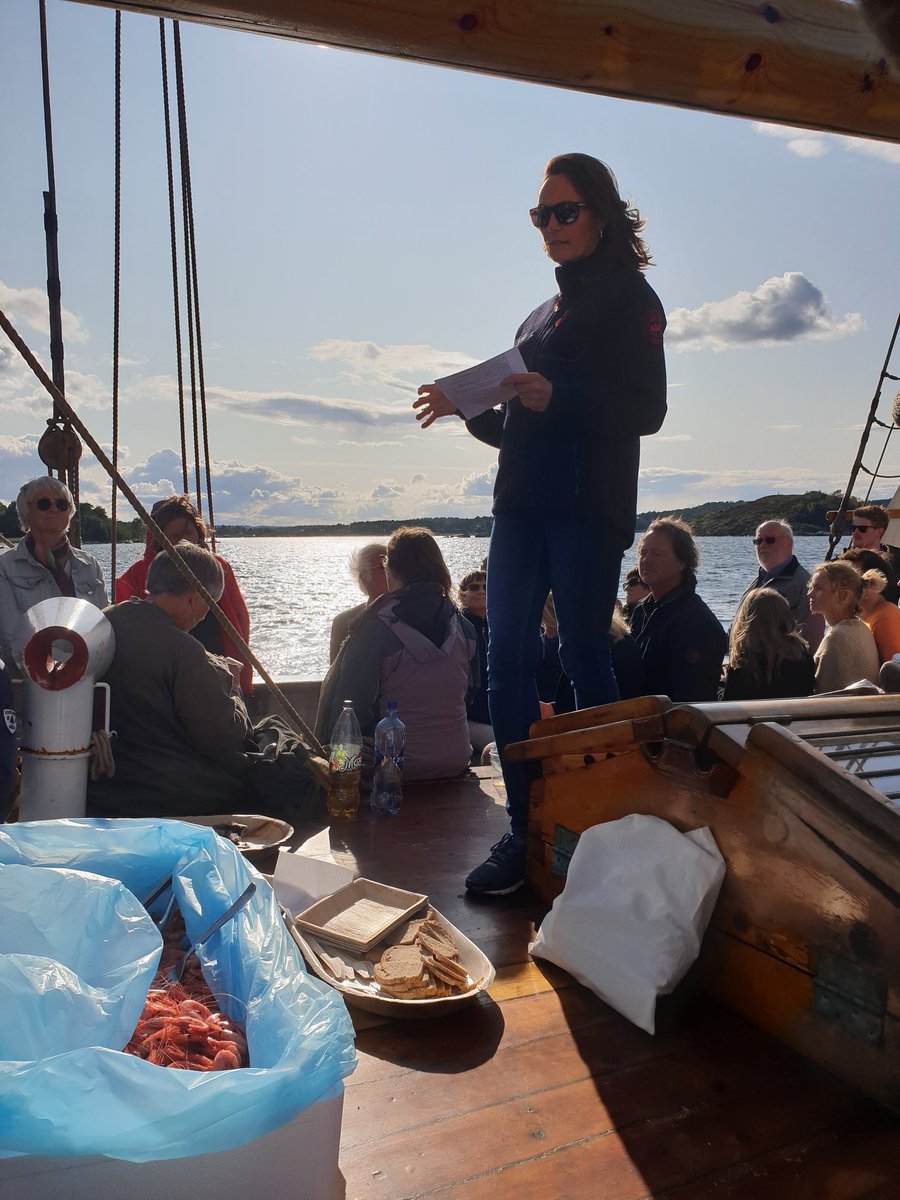 NIVAforskning's tweet photo. Vår seniorforsker (med doktorgrad på elg!), @hgunda, beretter gjestene på MS Solrik om livet i de blå skogene og økosystemet i #Raet nasjonalpark. Med herlige kortreiste delikatesser fra vertskapet @GRIDArendal, Raet nasjonalpark og @NBFNetwork. #arendalsuka19 https://t.co/qjk61X8epe