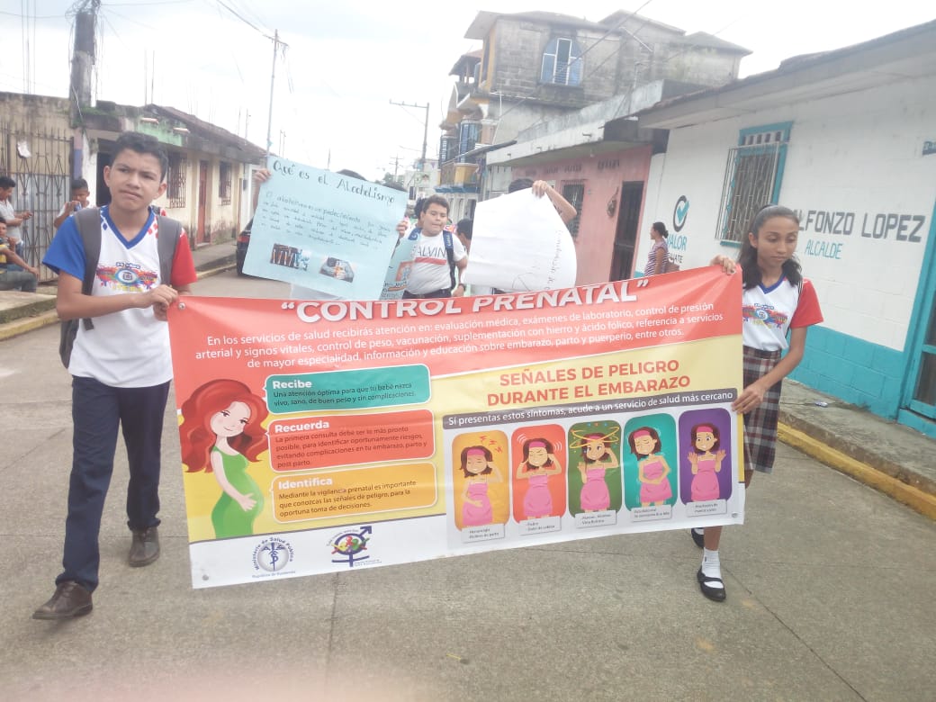 MinSaludGuate's tweet photo. #AccionesDeSalud | En #Retalhuleu, en el marco de la celebración del Día Internacional de la Juventud y Mes de la Salud Sexual y Reproductiva, personal multidisciplinario del Centro de Salud de San Martín Zapotitlán, realizó un desfile con estudiantes del Instituto #ITEBA. https://t.co/Bs2ItE5DnS