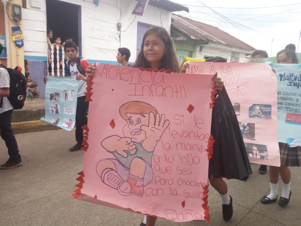 MinSaludGuate's tweet photo. #AccionesDeSalud | En #Retalhuleu, en el marco de la celebración del Día Internacional de la Juventud y Mes de la Salud Sexual y Reproductiva, personal multidisciplinario del Centro de Salud de San Martín Zapotitlán, realizó un desfile con estudiantes del Instituto #ITEBA. https://t.co/Bs2ItE5DnS