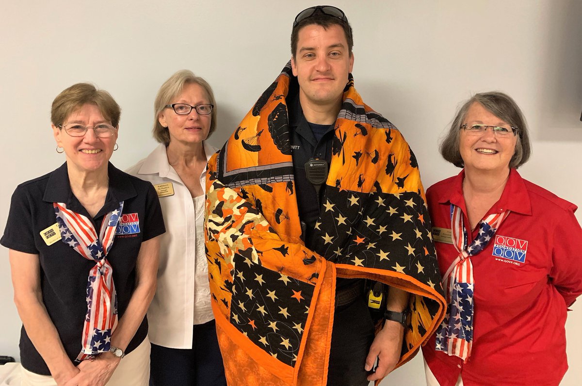 ChattanoogaPD's tweet photo. Thank you @QOVFoundation for stopping by to honor the military service of 3 of our officers by presenting them with handmade quilts. They were very appreciative. #quiltsofvalorfoundation https://t.co/yayg3mJpLN