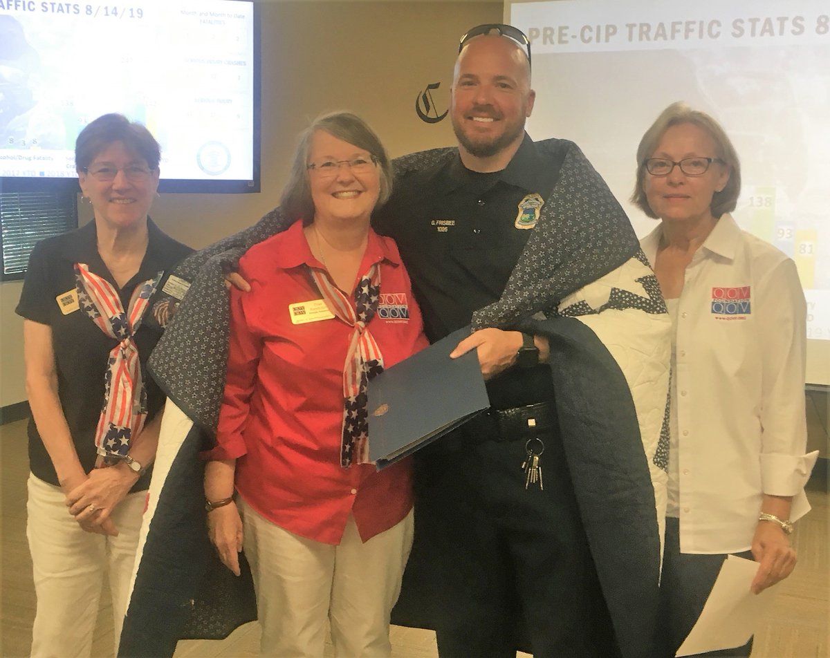ChattanoogaPD's tweet photo. Thank you @QOVFoundation for stopping by to honor the military service of 3 of our officers by presenting them with handmade quilts. They were very appreciative. #quiltsofvalorfoundation https://t.co/yayg3mJpLN