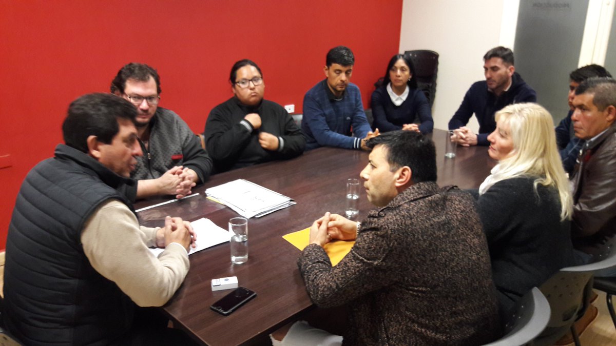 ProduccionRioja's tweet photo. Nueva reunión  de la Asociación Civil Comerciantes Unidos de la Capital con el ministro @jfrejal  
para avanzar en acciones con evaluación de un Plan Estratégico de Abordaje para sobrellevar la crisis generada por la baja del consumo
@SergioGCasas @GobDeLaRioja https://t.co/Rcs9MaXQBo