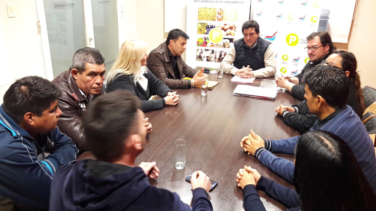 ProduccionRioja's tweet photo. Nueva reunión  de la Asociación Civil Comerciantes Unidos de la Capital con el ministro @jfrejal  
para avanzar en acciones con evaluación de un Plan Estratégico de Abordaje para sobrellevar la crisis generada por la baja del consumo
@SergioGCasas @GobDeLaRioja https://t.co/Rcs9MaXQBo