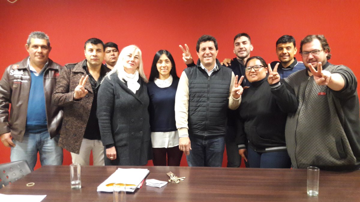 ProduccionRioja's tweet photo. Nueva reunión  de la Asociación Civil Comerciantes Unidos de la Capital con el ministro @jfrejal  
para avanzar en acciones con evaluación de un Plan Estratégico de Abordaje para sobrellevar la crisis generada por la baja del consumo
@SergioGCasas @GobDeLaRioja https://t.co/Rcs9MaXQBo