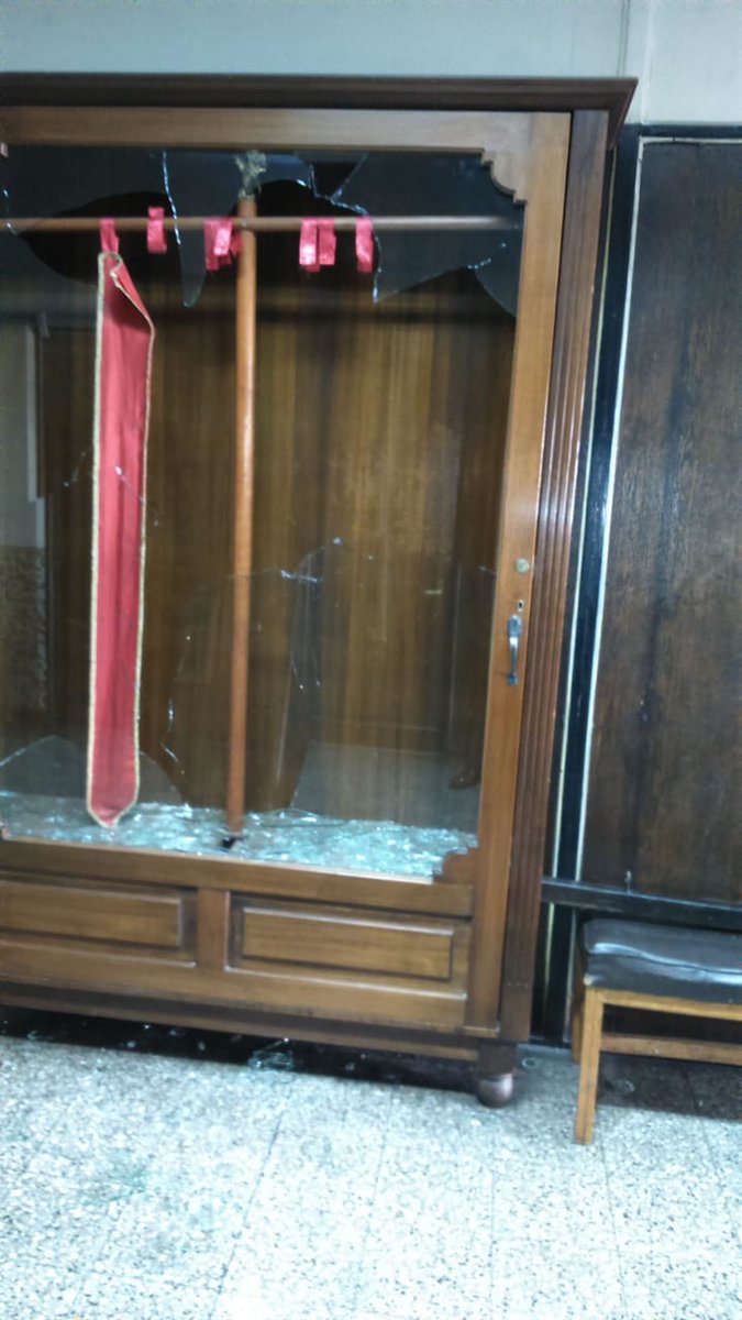 Cesar84000376's tweet photo. Vergüenza de estos seudoinstitutanos, vergüenza de las autoridades que no son capaces de poner fin a esta anarquía,@AlessandriFelip te quedo grande el poncho... #Pabelloninstitutano  histórico destruido. https://t.co/wYcLZXAzJ9