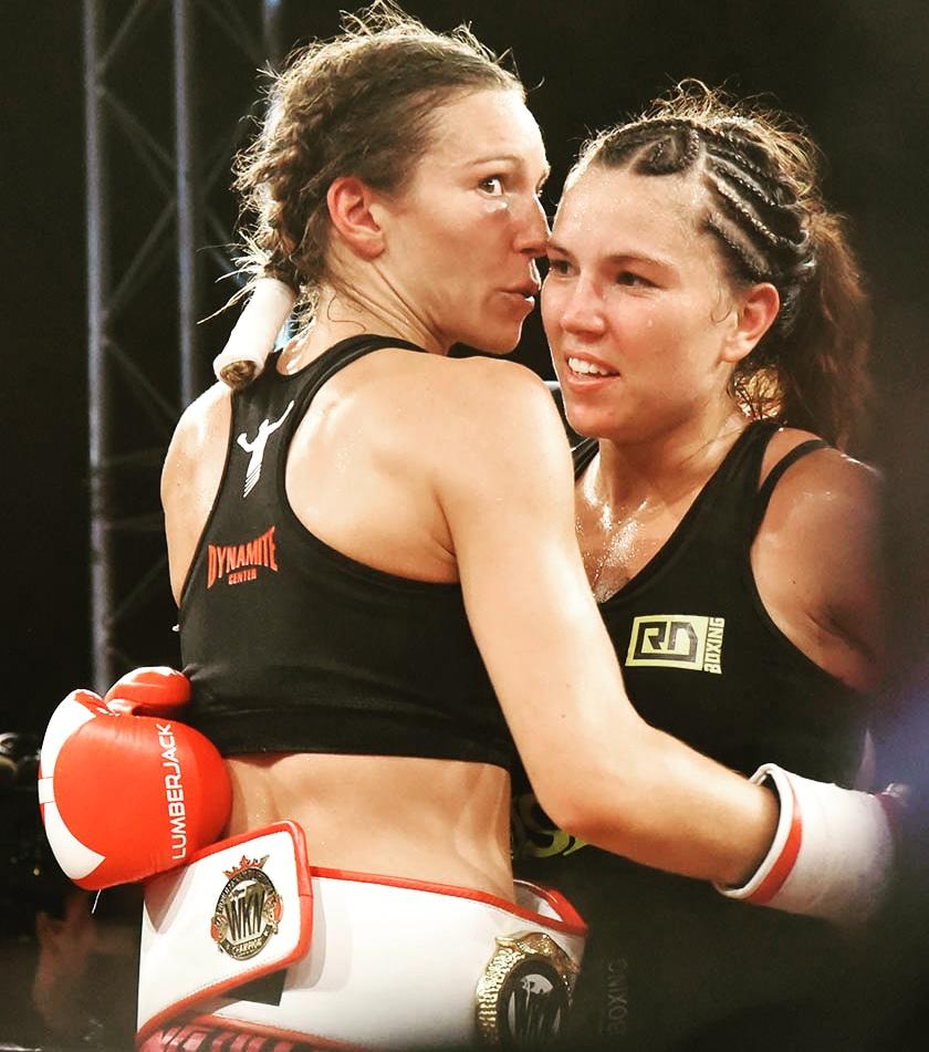 miss_dynamite34's tweet photo. 🇨🇵 📸 #photo "volée" que je n'avais encore jamais vu...
Comme un passage de flambeau... 🔥

🇺🇸🇬🇧📸 Stolen #picture that I never seen...
#Like a transition of #generation... 🔥

@WKNkickboxing
@fightnightst https://t.co/udeLshXxjX