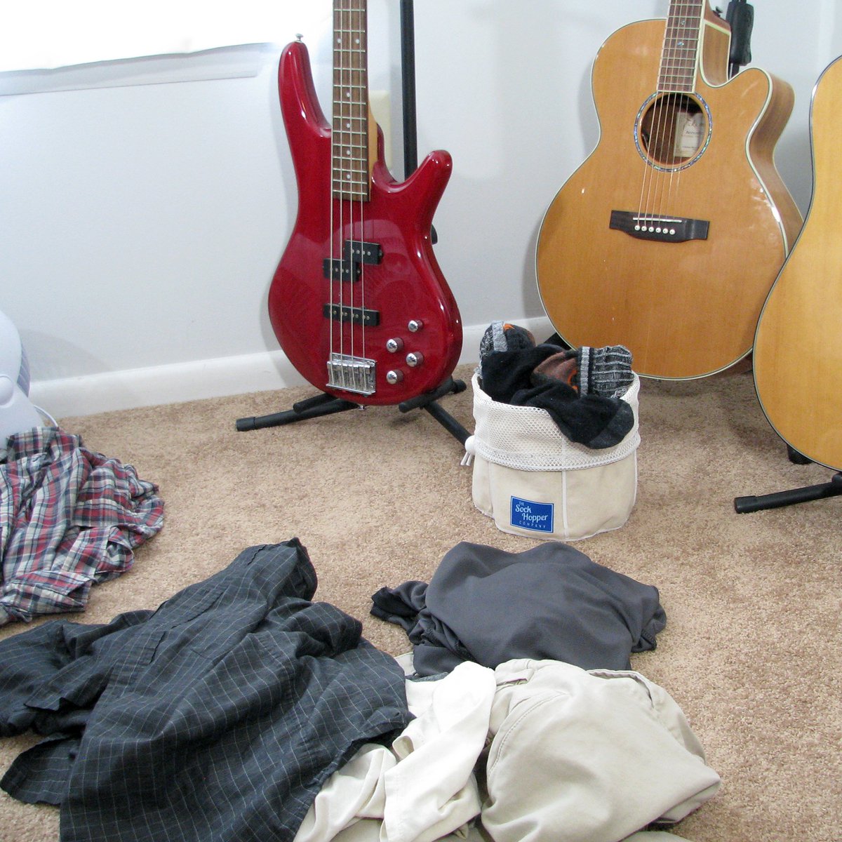 Back to school time! Keep your socks safe at the campus laundromat with The Sock Hopper. Support the Kickstarter today!
kickstarter.com/projects/theso…
#backtoschool #college #socks #laundry #laundromat #Music #guitar #bass #underwear #missingsocks #lostsocks