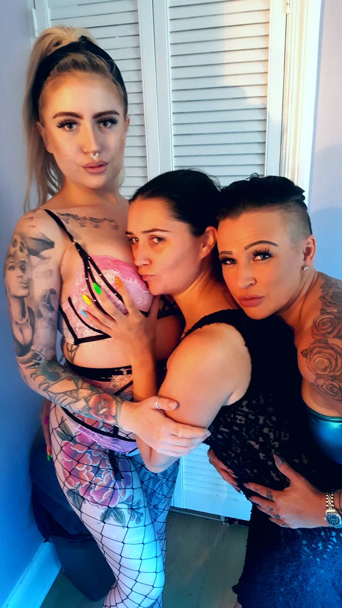 RedHeavenMedia1's tweet photo. Over to Slutton today to see my friends! @XXXSexParty
Look who I met! Had the awesomely cute @BabyDolliiy on my lap and the stunning @PixieeLittle @Toryjacksonx @the_queenieb
With hot #chanelsantos in kitchen!
#saderose looked yummy but no pic!
Kisses to @rebeccaryder1 https://t.co/jH6vd61JHz