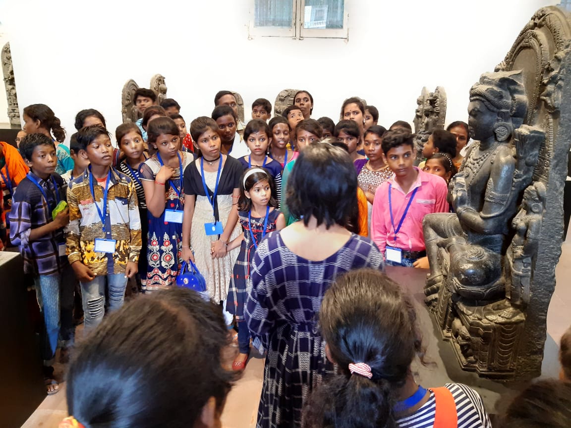 KolIndian's tweet photo. Underprivileged Santhal ,an ethnic community of West Bengal from Bolpur had the first ever privilege to experience the Indian Museum galleries on the eve of 73rd Independence Day Celebrations. The children were brought to Indian Museum Kolkata and given a guided tour and a lunch. https://t.co/DYUMjK8GJB