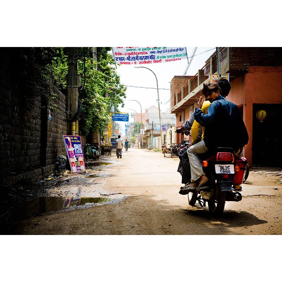 Motorbikes are another common form of transport in Dehli. Friendly riders abound, in varying styles of footwear.
.
.
.
.
.
#streetshot #streetsgrammer #streetartlovers #streetdreamsmag #shoot2kill #moodyports #moodygrams #agameoftones #thecreatorclass #gramkilla
