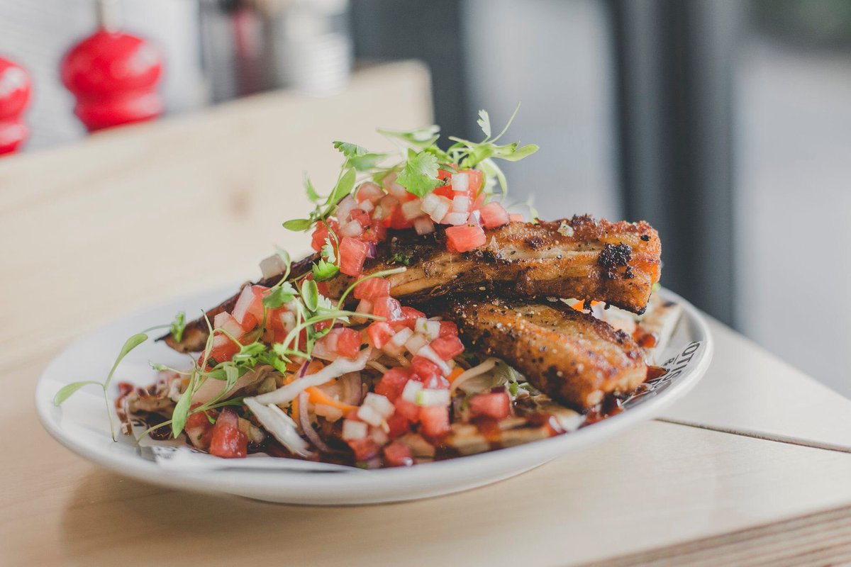 STBKommune's tweet photo. Mid week treats are best when in the form of food 🤤

Our crispy 36hr slow cooked pork belly flatbread with our very own bourbon BBQ sauce 🍽 https://t.co/W0lalwbUKi