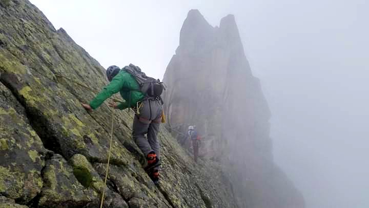 alexanderrclay's tweet photo. Petits Charmoz, Clocher-Clochetons &amp; Voiz Traverse @the_AMI #chamonix #climbing #liveclimbrepeat #instructorsdayoff #traverse #tyrolean #peasoup https://t.co/hfj9SujFRP