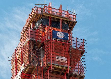PERIgroup's tweet photo. The new Kosciuszko Bridge in #NewYork is a key element of the Brooklyn Queens Expressway. 👉 PERI's RCS Rail #ClimbingSystem was chosen for the #construction of the 200 ft. tall pylons. ✅➡️ https://t.co/j33sx41U07 https://t.co/FHG1GoviE8