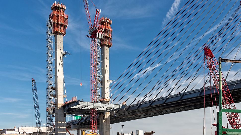 PERIgroup's tweet photo. The new Kosciuszko Bridge in #NewYork is a key element of the Brooklyn Queens Expressway. 👉 PERI's RCS Rail #ClimbingSystem was chosen for the #construction of the 200 ft. tall pylons. ✅➡️ https://t.co/j33sx41U07 https://t.co/FHG1GoviE8