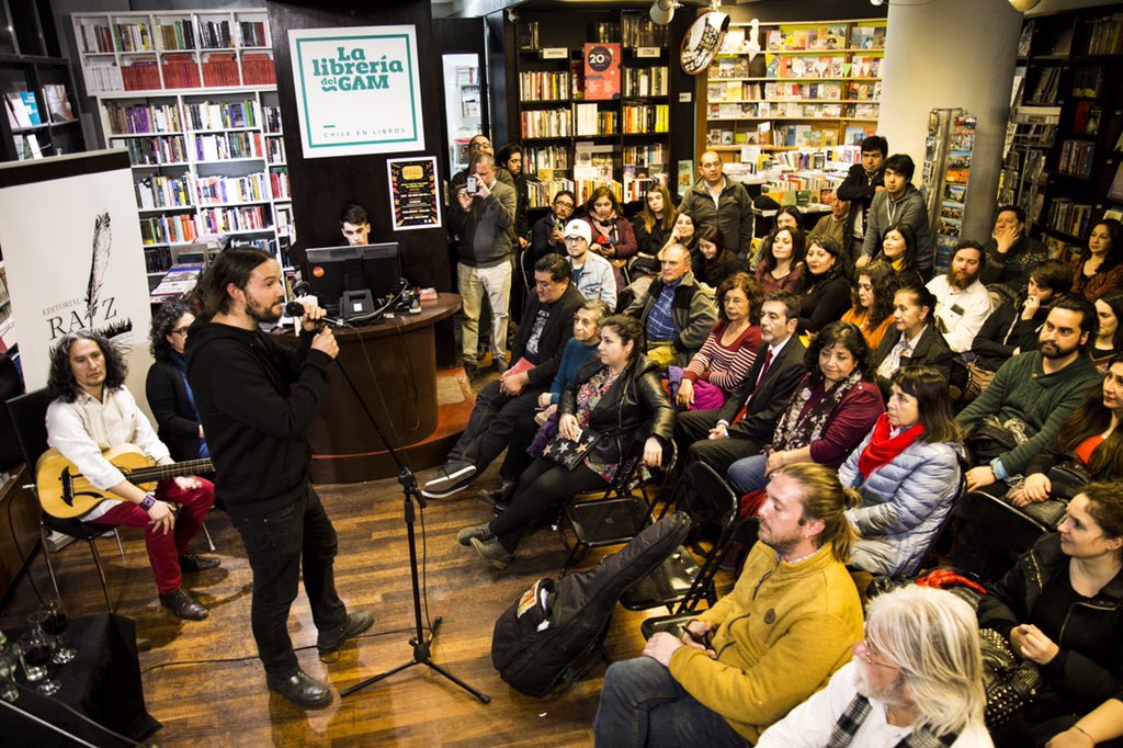 Brotes_Invierno's tweet photo. Que hermoso lo que vivimos ayer en la @LibreriadelGAM_ con @lachinganera lanzando su libro a pura rima y a sala llena!!❤️🙌🏽
Gracias a quienes hacen esto posible! 
Hoy sigue en  #LaFloreríaBar junto a @apierattini @PazMeraLemp y Ramiro González🇦🇷 ! 
#Brotes2019 🌱
@manurojasfotos https://t.co/d0jBbzLf0T