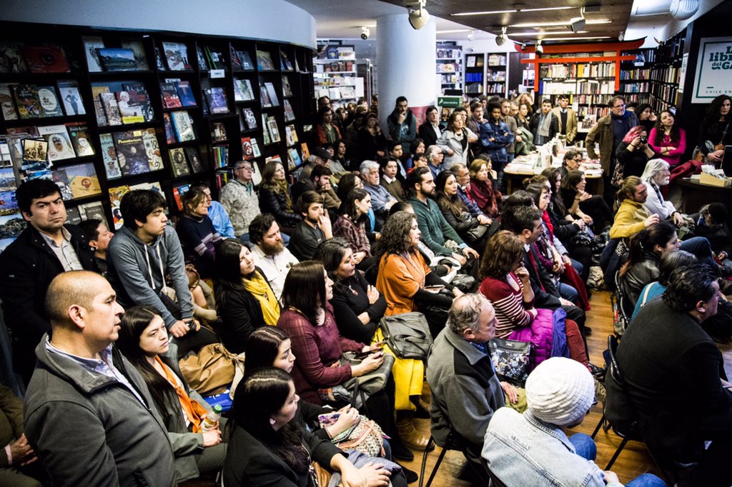 Brotes_Invierno's tweet photo. Que hermoso lo que vivimos ayer en la @LibreriadelGAM_ con @lachinganera lanzando su libro a pura rima y a sala llena!!❤️🙌🏽
Gracias a quienes hacen esto posible! 
Hoy sigue en  #LaFloreríaBar junto a @apierattini @PazMeraLemp y Ramiro González🇦🇷 ! 
#Brotes2019 🌱
@manurojasfotos https://t.co/d0jBbzLf0T