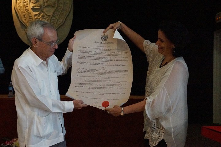 FGR_Cuba's tweet photo. La Toga al Mérito, reconocimiento que otorga la Fiscalía General de la República, fue entregada por manos de la Fiscal General, al Dr.Eusebio Leal Spengler, como una distinción a la labor desempeñada, #FiscalíaCubana #SomosContinuidad #JuntosSomosMas https://t.co/lRXxYQqtUc