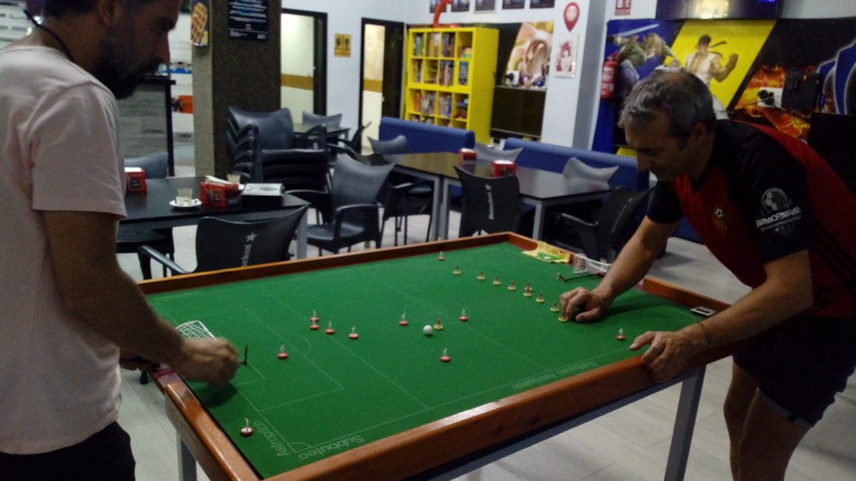 /FÚTBOL DE MESA/

Otros que vuelven a la carga, nuestro CAP Ciudad de Murcia Fútbol de Mesa ya está entrenando.

#Subbuteo ❤️🖤⚽👇