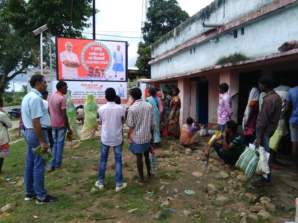 DproRanchi's tweet photo. #KisanSarthiRath was flagged off by H.E. @VPSecretariat & Respected @cmojhr Sri @dasraghubar. The farmers of #Angada block in #Ranchi are being made aware about the schemes run by state & central govt for their benefit.
#DoubleEngineWaliSarkar
#EmpoweringFarmers #Jharkhand https://t.co/Ta1z6EBDNc