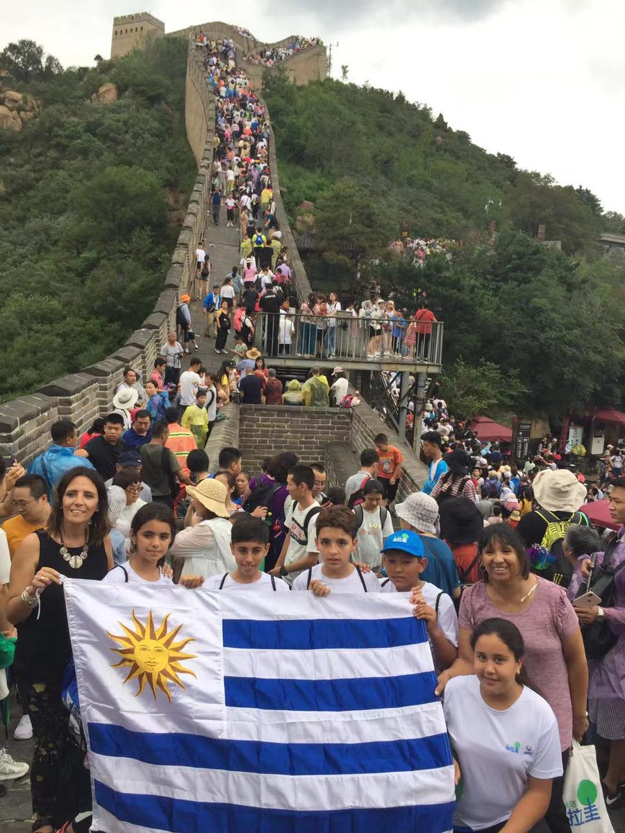 primaria_anep's tweet photo. ¡Los niños y maestras de la escuela de Casavalle llegaron a la muralla china! https://t.co/kyGifmsaZz