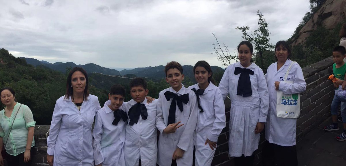 primaria_anep's tweet photo. ¡Los niños y maestras de la escuela de Casavalle llegaron a la muralla china! https://t.co/kyGifmsaZz