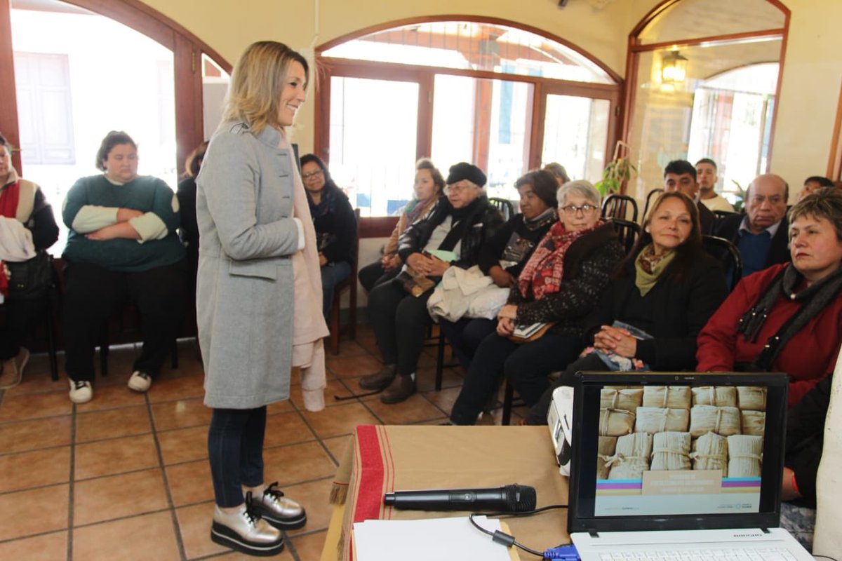 PrensaTucTur's tweet photo. La vicepresidenta @ElenaColombres participa de la presentación del Programa de Fortalecimiento Gastronómico en la villa turística @sanpedrocolalao junto al chef “Corcho” Rez Masud. Participan del lanzamiento un nutrido grupo de emprendedores y productores #CapacitacionTucTur https://t.co/mOMtgDNtl6